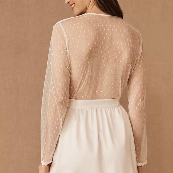 Flora Nikrooz Showstopper Long-Sleeve Lace-Back Robe - Size XS - Ivory - Picture 2 of 7